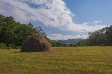 Sahada iki Haystacks