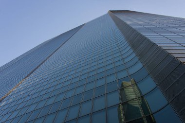 Windows başka bir gökdelen yansıtan bir gökdelenin üzerinde.