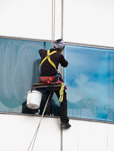 Windows yüksek doğmak binasında temizlik işçileri