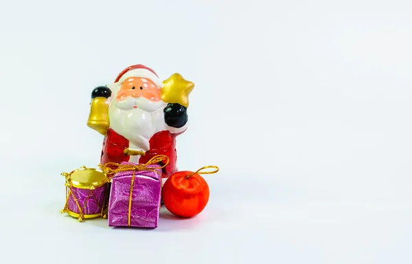 Santa Claus Puppe mit Geschenkschachteln Spielzeug auf weißem Hintergrund — Stockfoto