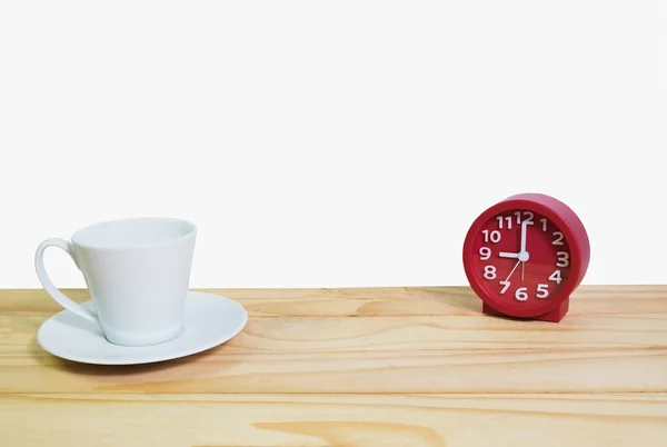 Weiße Tasse Kaffee und rote Uhr auf Holztisch mit weißem Hintergrund — Stockfoto