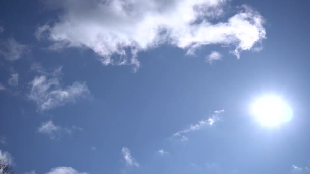Cielo Soleado Con Nubes — Vídeos de Stock
