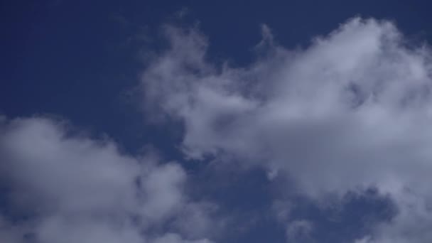 Ciel ensoleillé avec nuages 