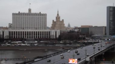 Moskova 'daki beyaz ev, köprü ve set, Kudrinskaya Meydanı' nda yüksek binalar, Moskova nehri seti.