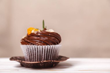 Bej duvarın arka planında krem şanti olan lezzetli bir kek. Reklam şekerleme ürünleri kavramı