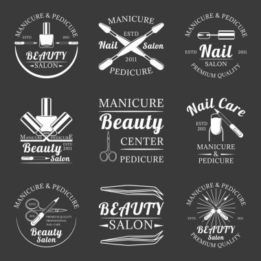 Manikür ve pedikür, güzellik salonları, tırnak bakımı salon tek renkli vektör etiketleri, amblem ve logo beyaz arka plan üzerinde izole