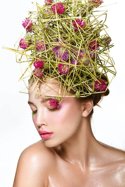 Donna con fiori sulla testa — Foto Stock