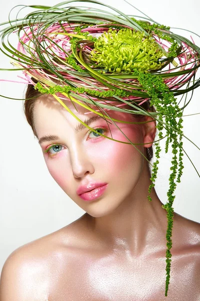 Kobieta z kwiatów na głowie — Zdjęcie stockowe