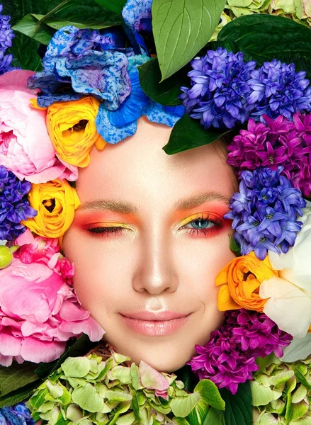 Mujer con flores alrededor de la cara — Foto de Stock