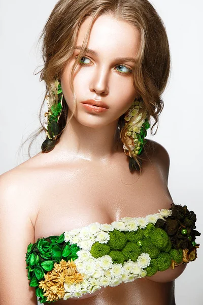 Donna con fiori sul corpo — Foto Stock