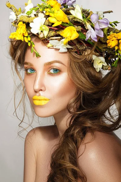 Frau mit Blumen auf dem Kopf — Stockfoto