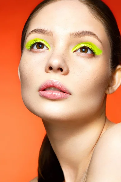 Žena s barevnými make-upu — Stock fotografie