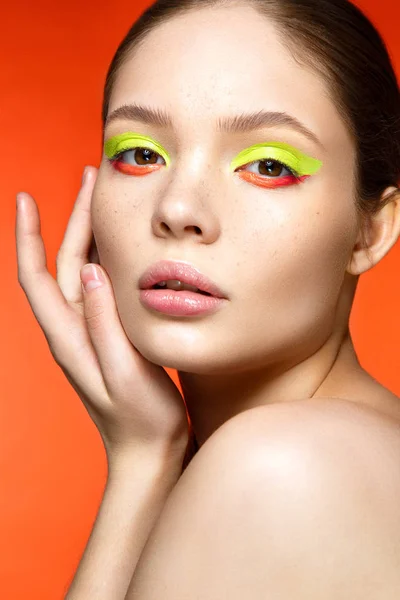 Kvinna med färgglada make up — Stockfoto
