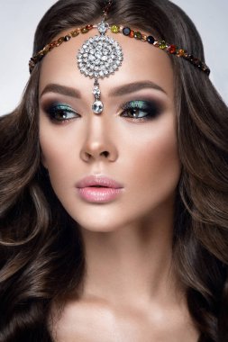 Kadın Doğu tarzı takı ile