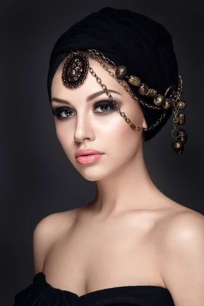 Mujer de estilo oriental con joyas — Foto de Stock