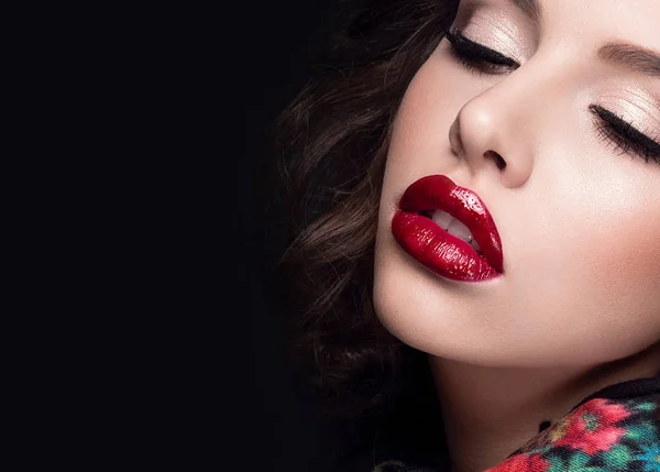 Hermosa mujer con labios rojos — Foto de Stock