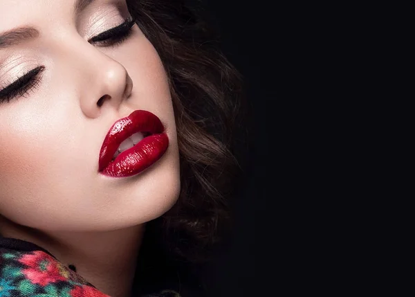 Hermosa mujer con labios rojos — Foto de Stock