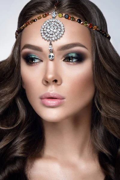 Kadın Doğu tarzı takı ile