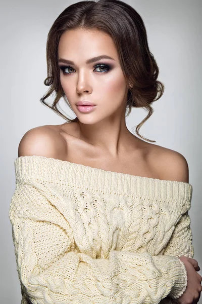 Genç Bayan sıcak süveterin içinde poz