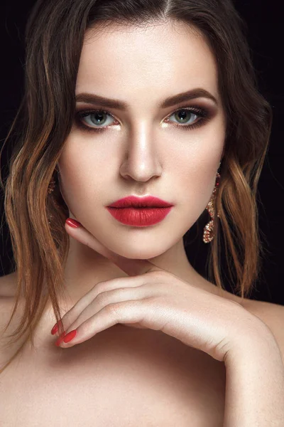 Gyönyörű nő és vörös ajkak — Stock Fotó