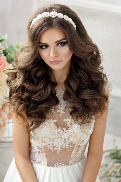 Mulher com cabelo encaracolado em vestido branco — Fotografia de Stock