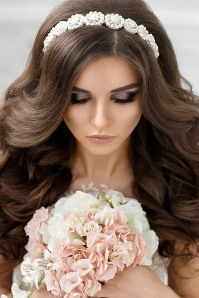 Mujer con pelo rizado en vestido blanco — Foto de Stock