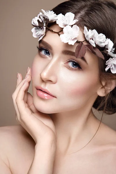 Mujer con flores en la cabeza — Foto de Stock