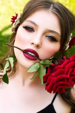 Gül desenli ağzına güzel kadın