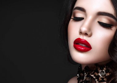 Boynundaki güzel takı ile güzel kadın