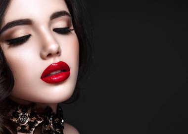 Boynundaki güzel takı ile güzel kadın