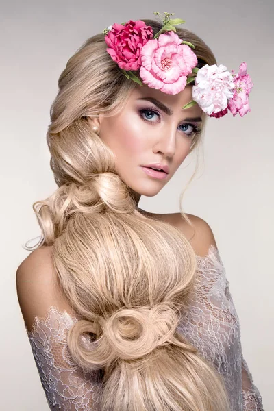 Woman with flowers on head — Stock Photo, Image