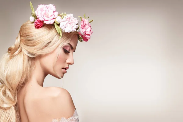 Woman with flowers on head — Stock Photo, Image