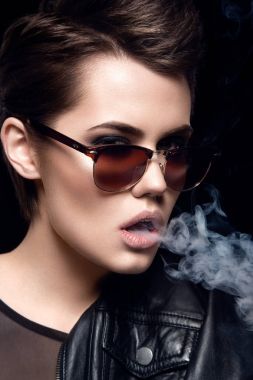 Moda modeli duman Sigara 