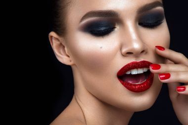Kırmızı parlak dudaklar kadınla