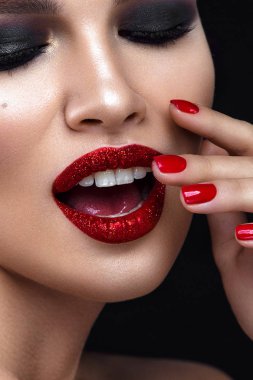 Kırmızı parlak dudaklar kadınla