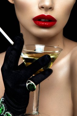 Martini ve sigara kadın ile