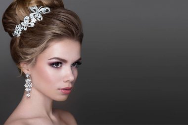 Güzel bir kadınla saç takı 