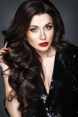 Kırmızı dudaklar ile güzel bir kadın