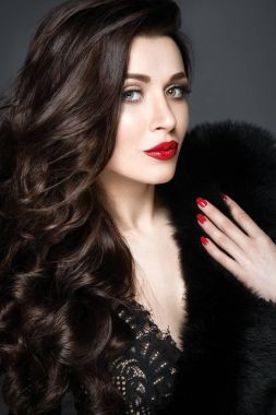 Kırmızı dudaklar ile güzel bir kadın