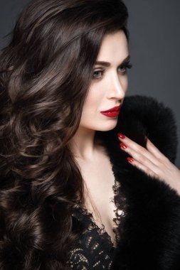 Kırmızı dudaklar ile güzel bir kadın