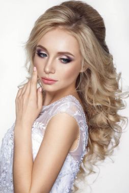 Gelinlik güzel kadın