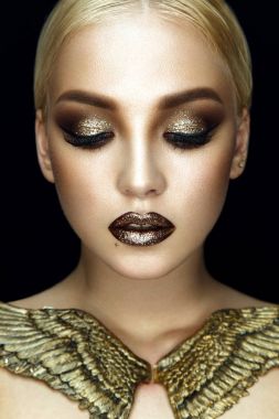 Güzel kadın meme üzerinde kanatlı