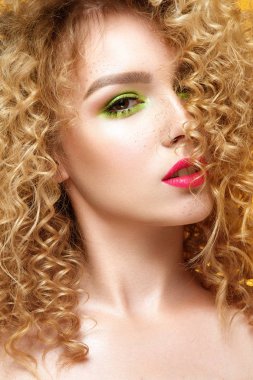 Güzel bir kadınla yaz makyaj