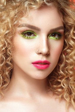 Güzel bir kadınla yaz makyaj