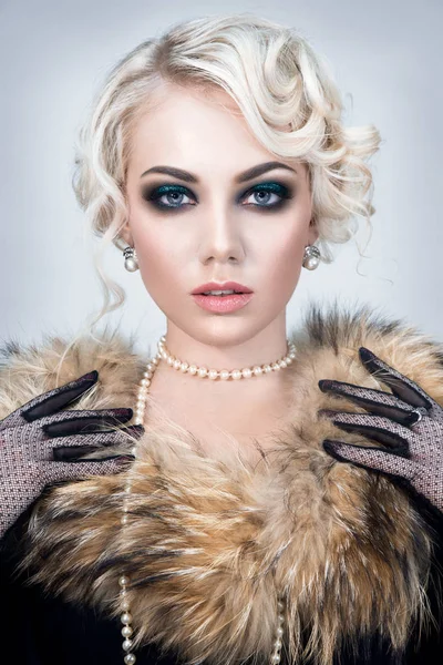 retro tarzı güzel bir kadın