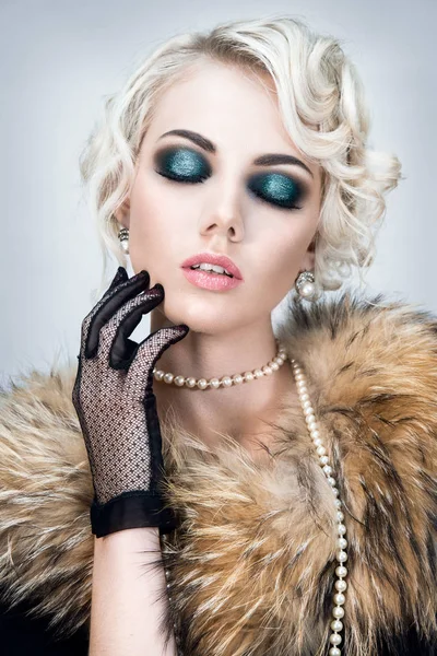 retro tarzı güzel bir kadın