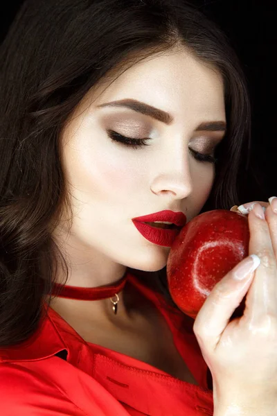 Woman with apple in hands — Stock Photo, Image