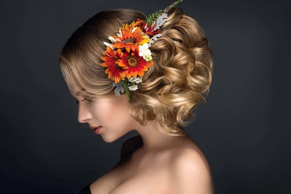 Mujer con flores en el pelo — Foto de Stock