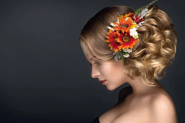 Kobieta z kwiatami w włosy — Zdjęcie stockowe