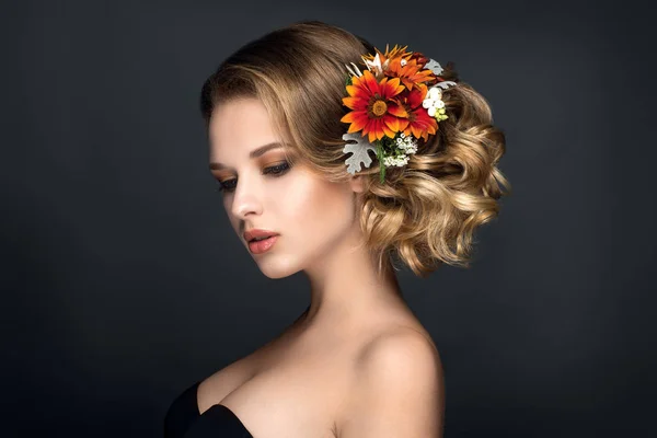 Mujer con flores en el pelo — Foto de Stock